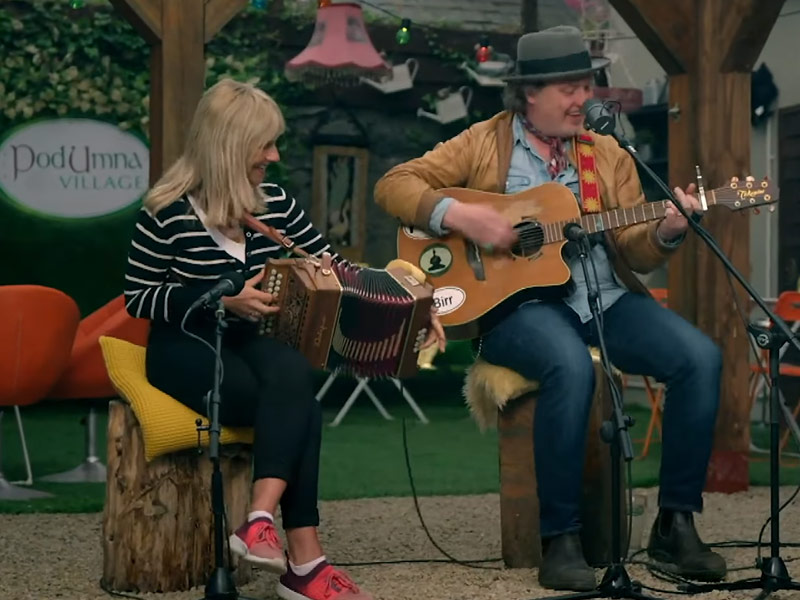 Galway Girl - Performed by Mundy, Sharon & Caoilinn in PodUmna Glamping Village, Portumna